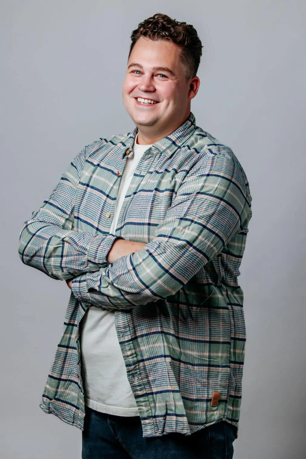 dj party hardy armen over elkaar op een grijze achtergrond